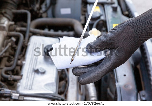 Checking car engine oil\
level