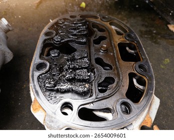 Checking the compressor head block with an indication of running out of lubricant.