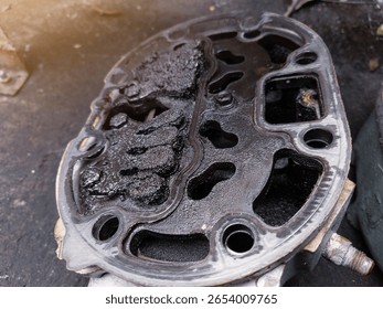 Checking the compressor head block with an indication of running out of lubricant.