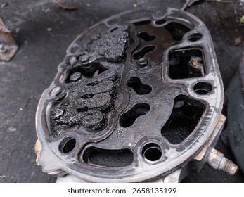 Checking the compressor head block with an indication of running out of lubricant.