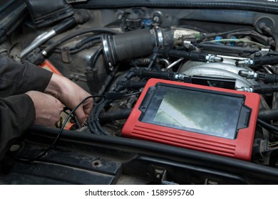 Checking The Condition Of The Surface Of The Engine Cylinders Using An Endoscope Camera With A Wireless Display Showing Scratches On The Unit For Overhaul And Diagnostics. Auto Service Industrial.