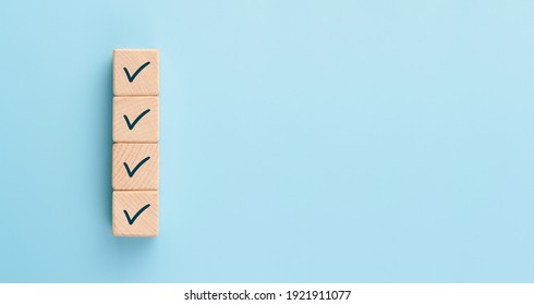 Prüfliste-Konzept, Markierung auf Holzblöcken überprüfen, blauer Hintergrund mit Kopienraum