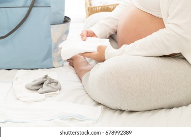 Checklist Of Packing A Hospital Bag Or Birth Center For 8 Months Pregnant Women Before Your Due Date