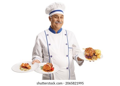 Chef alegre sonriendo y sosteniendo tres platos con una comida diferente aislada de fondo blanco