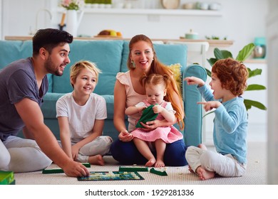 fröhliche Familie, die Spaß hat, Zeit mit Brettspielen zu Hause verbringt