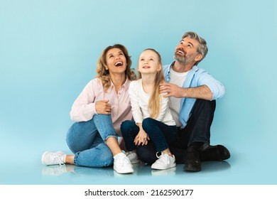 Familia Alegre Mirando Hacia