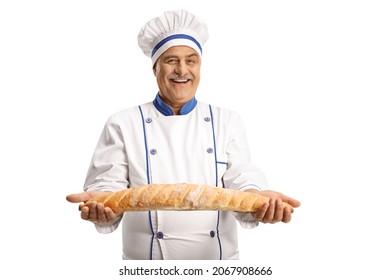 Chef masculino alegre sosteniendo un pan de baguette aislado de fondo blanco