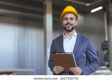 Un ingeniero alegre que lleva un casco de seguridad y un atuendo de negocios, sostiene un Portapapeles en una instalación industrial espaciosa y bien iluminada, que emana profesionalismo y confianza.