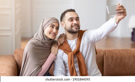 Couple arabe à la maison Couple arabe à la maison