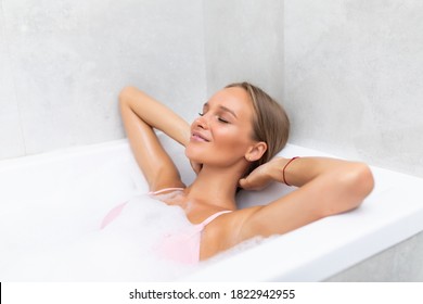 浴室の白い泡がきれいな肌休めの明るい女性