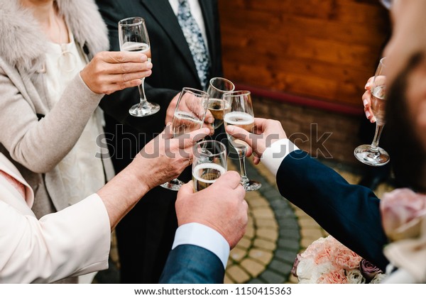 乾杯 人々は祝って 祝杯を挙げるためにワインのグラスを作る シャンパンで応援する男女のグループ の写真素材 今すぐ編集