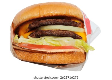 Hamburguesa de queso. Hamburguesa doble de queso. Aislado en blanco. Hamburguesa con queso doble In-N-Out con queso derretido, cebollas a la parrilla, tomates y salsa secreta. Personas en todo el mundo aman las hamburguesas de queso. Comer. 