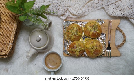 Cheese Lover Should Try This Cream Cheese Garlic Bread