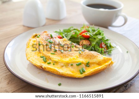 Cheese Omelet and Salad Stockfoto © 
