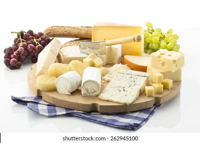 Käseplatte mit verschiedenen Käse- und Weinsorten