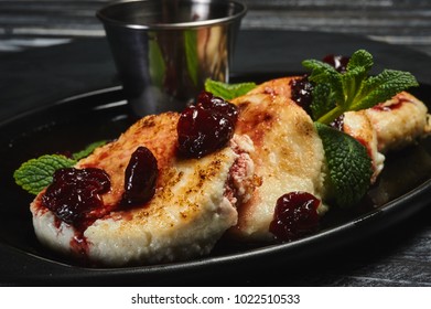 Cheesecakes with cherry jam