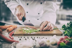 Chef Koken Eten Keuken Restaurant Snijden Kok Handen Hotel Man Mannelijke Mes Voorbereiding Verse Voorbereiding Concept - Stockafbeelding