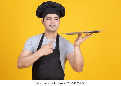 Chef Guy With Tray. Chef Is Holding Empty Tray. Place For Text. Chef Points To Plate. Culinary School. Culinary Blog. Training In Cooking. Guy In Cook Han On Yellow. Restaurant Recommendation