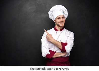 El chef presenta algo sobre un fondo negro