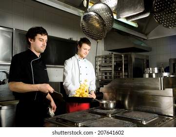 Chef Restaurant Keeps Food For Hotel Guests/chef Restaurant