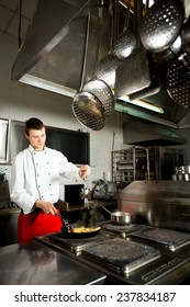 Chef Restaurant Keeps Food For Hotel Guests/chef Restaurant