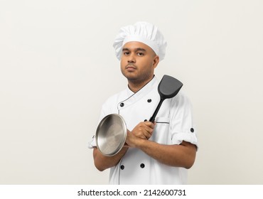Guerrero del chef. Joven chef de arte asiático sostiene Armado y listo para salir a cocinar. Cúpula de utensilios de cocina y tapa de olla. Cocinando a los indios Ocupación La gente en el restaurante de cocina