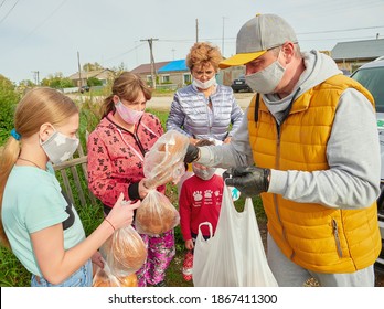 Chelyabinsk, Russia - 09 19 2020: Volunteers Distribute Food To Families Who Are Starving Due To Job Losses During The Coronavirus Epidemic