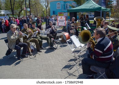 Chelyabinsk Russia May 9 2014 A Brass Band Plays A Waltz On A Dance Floor In A Park