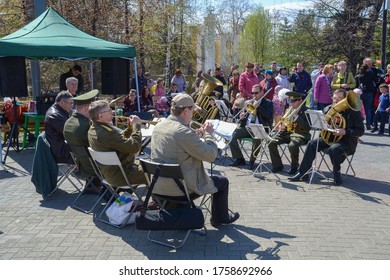 Chelyabinsk Russia May 9 2014 A Brass Band Plays A Waltz On A Dance Floor In A Park