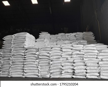 Chemical fertilizer The product stock is packed in sacks, stacked in the warehouse, waiting for delivery.	
