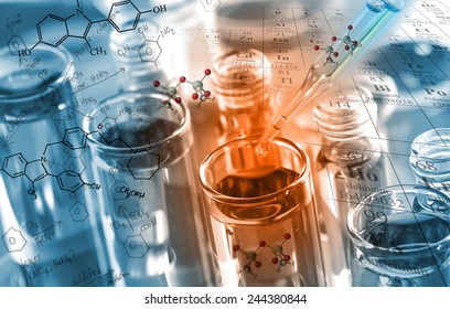 Chemiker, der das klare Reagenz in ein Reagenzglas für die Reaktionsprüfung im chemischen Labor mit chemischen Gleichungen und periodischem Tabellenhintergrund wirft.
