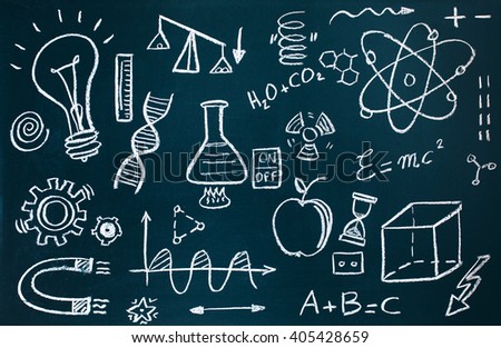 Chemiker und mathematische Zeichnungen auf Tafelhintergrund