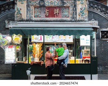 Chengdu, China - Nov 5th 2020: Grandparents Buy Bingtanghulu For Their Grandchild At Kuan Zhai Alley, Chengdu. Everyone Is Wearing A Face Mask