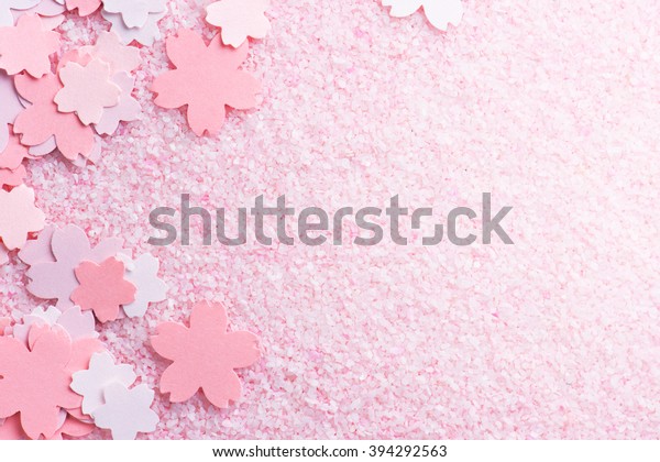 桜の背景画像 白い背景に桜のパステルピンクの抽象的背景 ピンクの背景に桜または桜の花の形をした紙の切り取り の写真素材 今すぐ編集