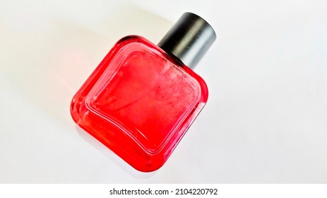 Cherry Red Color Herren's leere Parfüm Flasche mit schwarzem Flaschenkappe einzeln auf weißem Hintergrund 