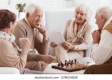 Schachwettbewerb zwischen zwei älteren Freunden im Pflegeheim