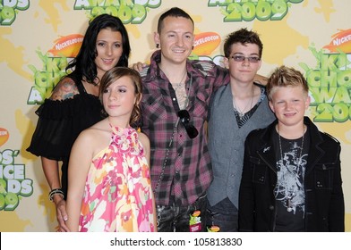 Chester Bennington And Family At Nickelodeon's 2009 Kids' Choice Awards. Pauly Pavillion, Westwood, CA. 03-29-09