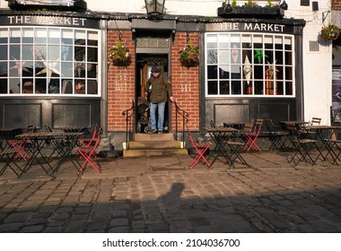 Chesterfield, Derbyshire, UK 12 18 2021 Man In A Pub Doorway