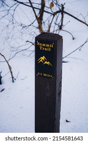 Chesterland, Ohio, USA - 2-21-22: A Sign Post Marking The Head Of A Hiking Trail In The Bessie Benner Metzenbaum Park