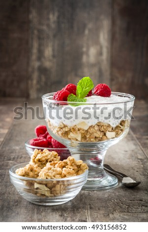 Chia-Joghurt mit Himbeeren im Glas auf Holz