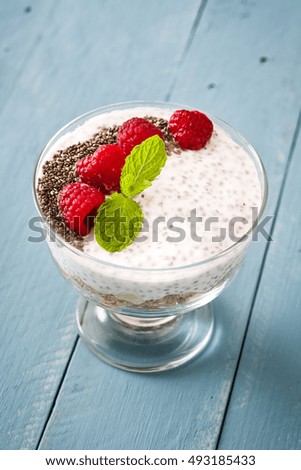 Chia-Joghurt mit Himbeeren im Glasbecher