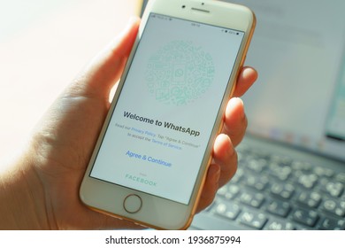 Iphone 女性 の画像 写真素材 ベクター画像 Shutterstock