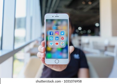 CHIANG MAI, THAILAND - Feb 22,2018: Woman Holding Apple IPhone 6S Rose Gold With Icons Of Social Media On Screen. Social Media Are Most Popular Tool.  Smartphone Life Style. Starting Social Media App.