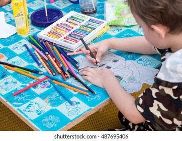 Chiang Mai. Thailand. September 22, 2016: Children were trained in drawing and painting activities held to promote the Government of Thailand. Children and parents learn together. Thailand. - Shutterstock ID 487695406
