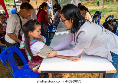 CHIANG RAI, THAILAND -APRIL 9 2015: Unidentified Dentist Volunteer From Public Hospital Are In Medical Services At Ban Ruammit Sakha Ban JA TO BER School In Chiang Rai,Thailand.