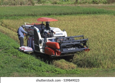 12 Kubota combine harvester rice field Images, Stock Photos & Vectors ...