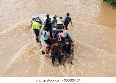 145 4 By 4 Truck On Flood Images, Stock Photos & Vectors | Shutterstock