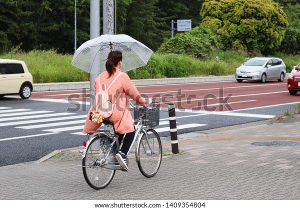 cycling with umbrella