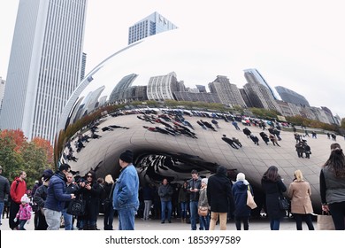 Chicaco, Illinois / USA - December 2 2016: People At The Famous Tourist Attraction Cloud Gate (also Known As Chicago Bean) This Winter Day In The City