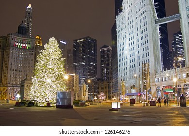 Chicago Christmas Tree On The Magnificent Mile - North Michigan Avenue